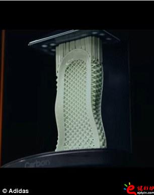 阿迪達斯率先推出3D打印量產時尚跑鞋,大量節約開模具成本
